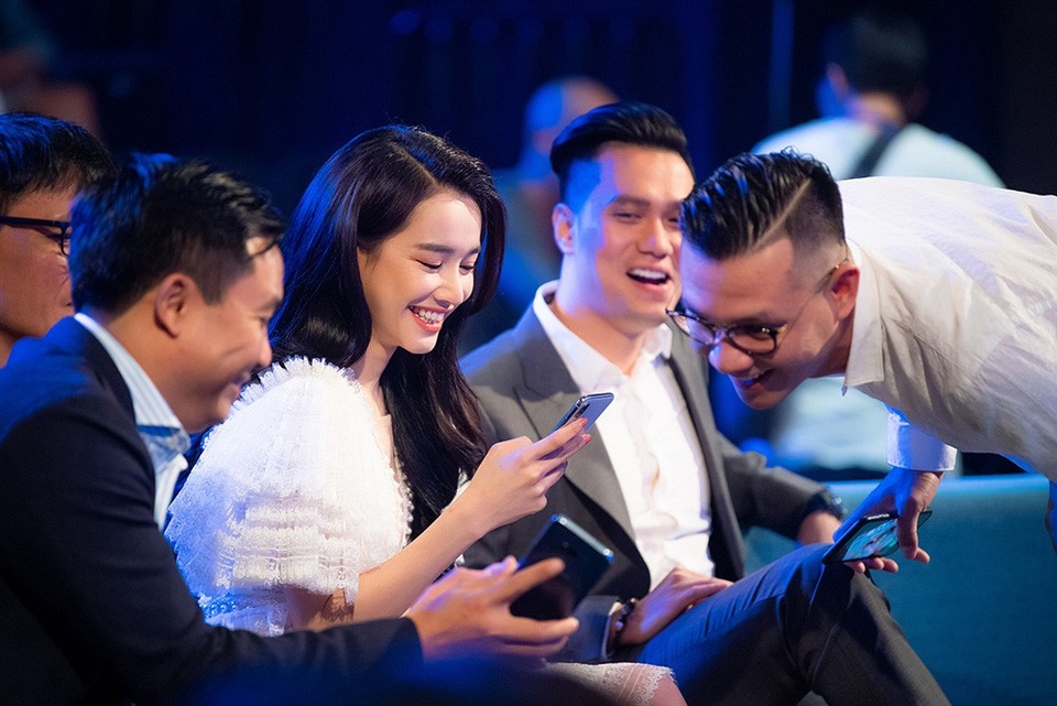 Sau những "ồn ào" của bạn trai, Nhã Phương vẫn xuất hiện xinh đẹp, rạng rỡ - 8
Trong suốt chương trình, Nhã Phương tương tác và trò chuyện vui vẻ cùng đồng nghiệp