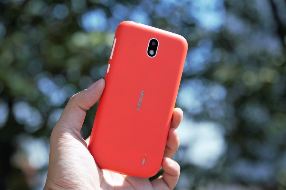 Đập hộp smartphone rẻ nhất của Nokia tại Việt Nam - 3 Mặt sau của máy gây sự chú ý với lớp vỏ đầy màu sắc và hình dáng tựa như những mẫu Lumia trước đây.