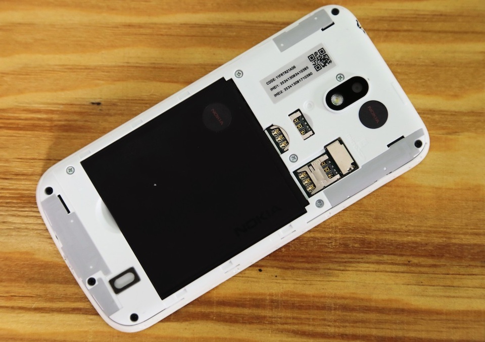 Đập hộp smartphone rẻ nhất của Nokia tại Việt Nam - 5 Mặt lưng tháo rời cũng giúp thay thế pin và lắp SIM nhanh chóng. Hãng trang bị máy 2 khe thẻ SIM và the thẻ nhớ rời microSD.