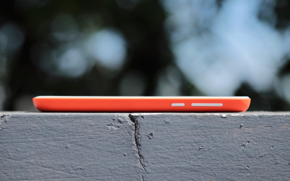 Đập hộp smartphone rẻ nhất của Nokia tại Việt Nam - 6 Cạnh phải của máy là vị trí nút nguồn và nút âm lượng.