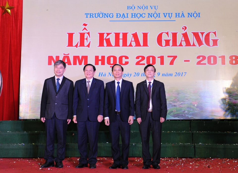 Trường Đại học Nội vụ Hà Nội thông báo tuyển sinh năm 2018 - 1
Đồng chí Lê Vĩnh Tân, Ủy viên Ban chấp hành trung ương Đảng, Bộ trưởng Bộ Nội vụ đến dự khai giảng năm học mới 2017 - 2018.