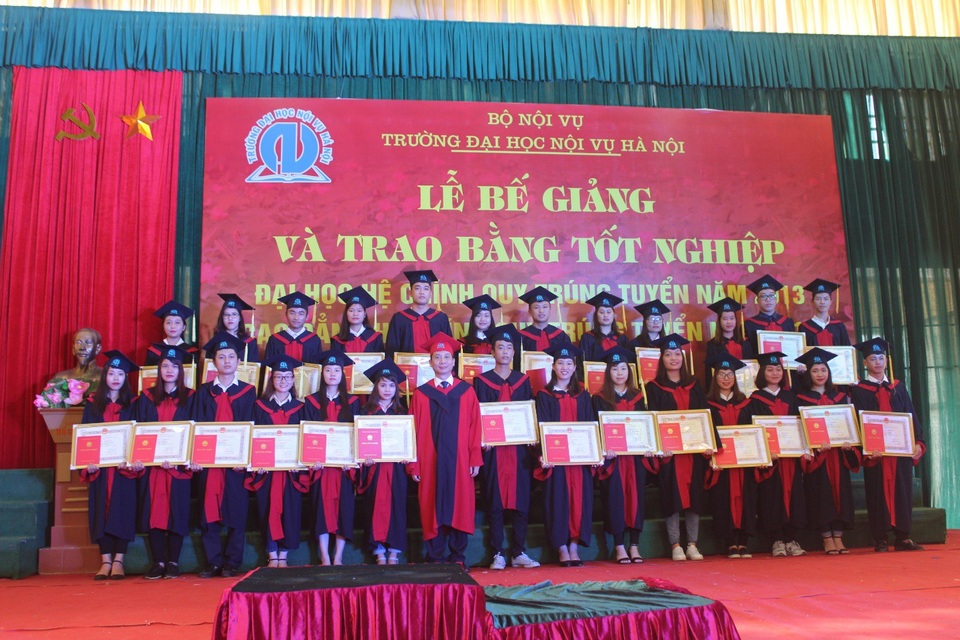 Trường Đại học Nội vụ Hà Nội thông báo tuyển sinh năm 2018 - 2
PGS.TS. Nguyễn Bá Chiến - Hiệu trưởng Nhà trường chụp ảnh cùng các em sinh viên trong lễ bế giảng và trao bằng tốt nghiệp.