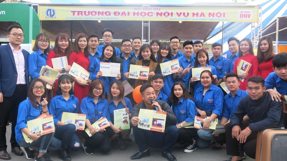 Trường Đại học Nội vụ Hà Nội thông báo tuyển sinh năm 2018 - 3
Trường Đại học Nội vụ Hà Nội tham gia Ngày hội tư vấn tuyển sinh - hướng nghiệp năm 2018.