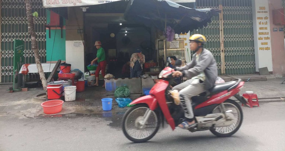 Giành ăn bánh xèo, nam thanh niên đánh một phụ nữ nhập viện - 1
Quán bánh xèo nơi xảy ra sự việc