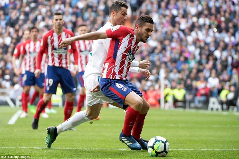 Những khoảnh khắc đáng nhớ ở đại chiến Real Madrid-Atletico - 9
Koke suýt ghi bàn ấn định chiến thắng 2-1 cho Atletico sau cú đá nguy hiểm khiến Kroos phải đổ người cứu thua