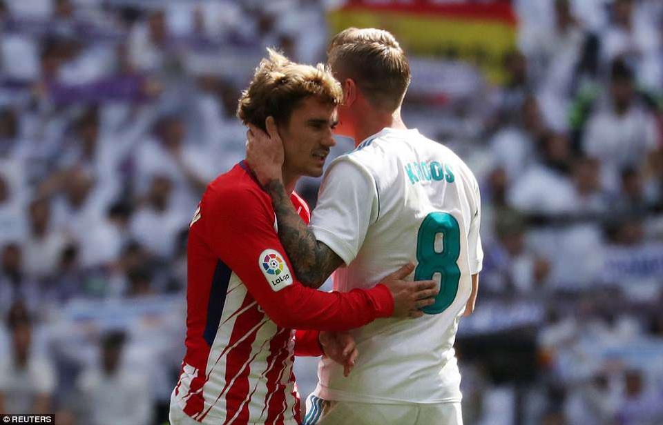 Những khoảnh khắc đáng nhớ ở đại chiến Real Madrid-Atletico - 8
Kroos và Griezmann sau tình huống va chạm. Cầu thủ người Đức nhận thẻ vàng duy nhất của Real Madrid ở trận đấu này