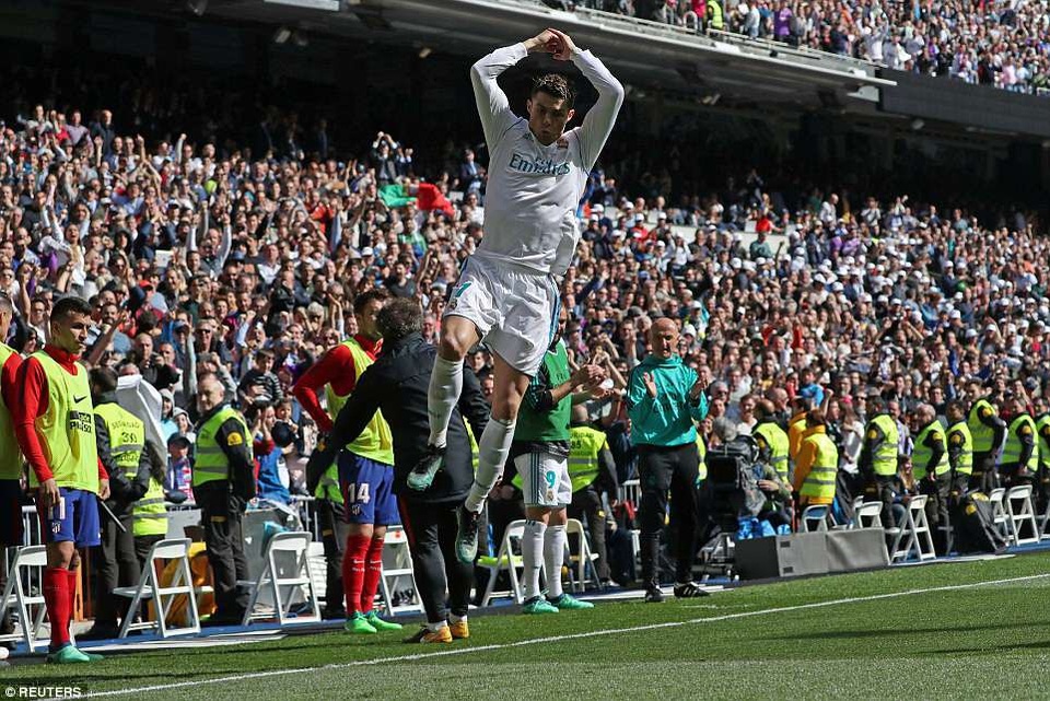 Những khoảnh khắc đáng nhớ ở đại chiến Real Madrid-Atletico - 7
CR7 đã có 23 bàn ở La Liga năm nay, kém người dẫn đầu Messi 6 bàn