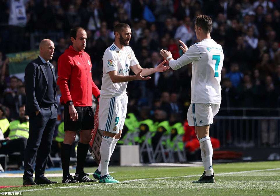 Những khoảnh khắc đáng nhớ ở đại chiến Real Madrid-Atletico - 12
Benzema vào sân thay C.Ronaldo ở phút 67, siêu sao người Bồ Đào Nha được giữ sức cho trận đấu với Juventus tuần sau