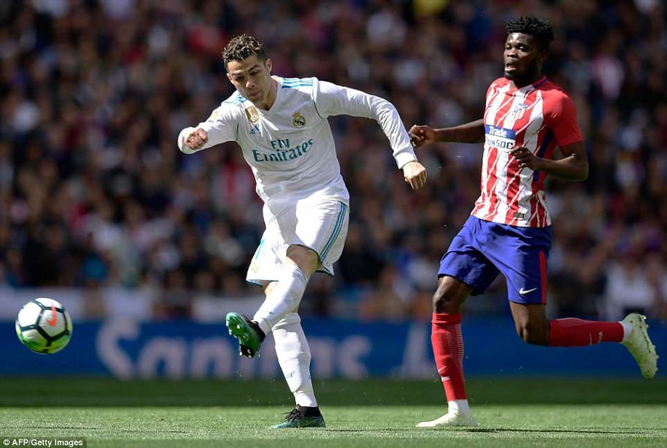 Những khoảnh khắc đáng nhớ ở đại chiến Real Madrid-Atletico - 1
Trận đấu diễn ra đầy căng thẳng, khi Real Madrid là đội chủ động chơi ép sân hơn