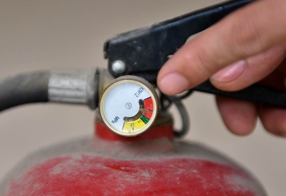 
Khi cơ quan chức năng kiểm tra ở một khu chung cư, nhiều bình bọt, bình khí chữa cháy không đủ áp suất tiêu chuẩn.
