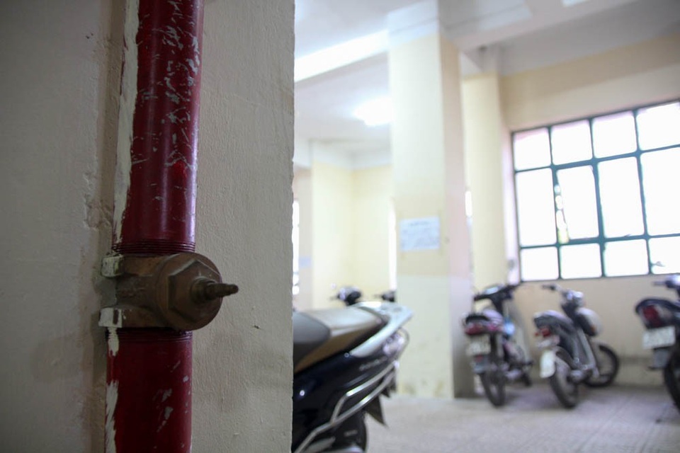 
Van nước cứu hỏa đã mất chi tiết, hoàn toàn vô tác dụng khi cần dùng đến. Những lỗi phòng cháy như thế này rất phổ biến.
