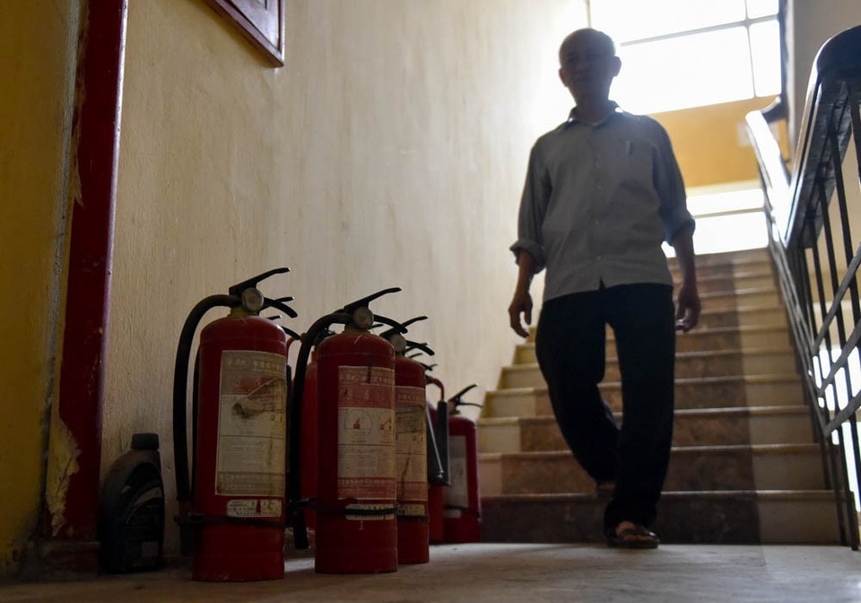 
Một loạt bình chữa cháy để bừa bãi trên lối đi cầu thang của một chung cư tái định cư ở Hà Nội, trong đó có nhiều bình không thể hoạt động khi được kiểm tra.

Theo công ty TNHH MTV quản lý và phát triển nhà Hà Nội, các tòa nhà tái định cư trên địa bàn thành phố ban đầu đều có giấy phép phòng cháy chữa cháy (PCCC) nhưng đến nay, hầu hết đều đều có vấn đề.
