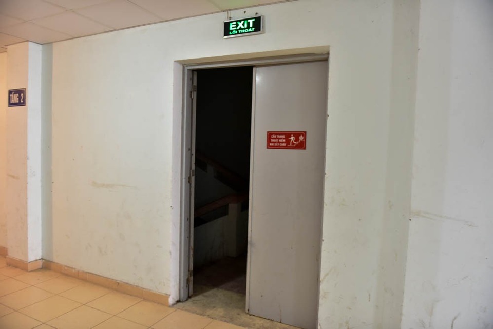 
Để chống khói, cửa thoát hiểm luôn được thiết kế tự động đóng kín khi không có người qua lại. Tuy nhiên, do thiếu hiểu biết, người dân thường hay vô hiệu hoá hệ thống đóng cửa tự động để cửa luôn mở toang.
