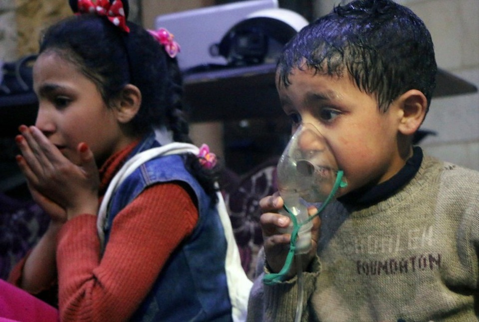 Những cảnh tượng ám ảnh về vụ tấn công hóa học khiến 70 người chết tại Syria - 5 Chất hóa học nghi được sử dụng trong vụ tấn công chưa được công bố, song một số nhân chứng được điều trị tại các trung tâm y tế nói rằng họ ngửi thấy mùi clo rất nặng. (Ảnh: Getty)