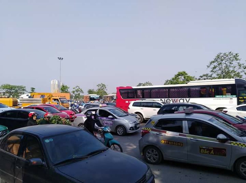 Đại lộ Thăng Long ùn tắc kéo dài vì taxi chắn đường cho một buổi cúng lễ - 3
Vụ ùn ứ kéo dài sáng nay trên đại lộ Thăng Long vào giờ cao điểm khiến nhiều người bị muộn giờ làm, muộn giờ học, còi xe inh ỏi kéo dài cả quãng đường ... - Chị Nguyễn Hà Trang chia sẻ.