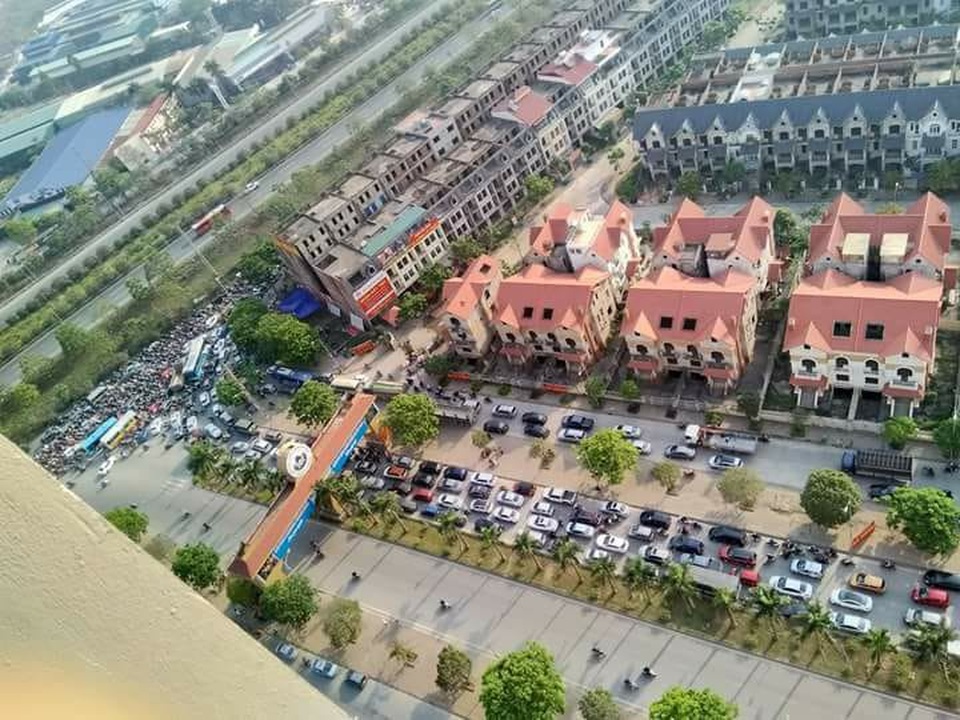 Đại lộ Thăng Long ùn tắc kéo dài vì taxi chắn đường cho một buổi cúng lễ - 1
Tình trạng ùn ứ trên đại lộ Thăng Long nhìn từ trên cao (Ảnh: Nguyễn Hùng).