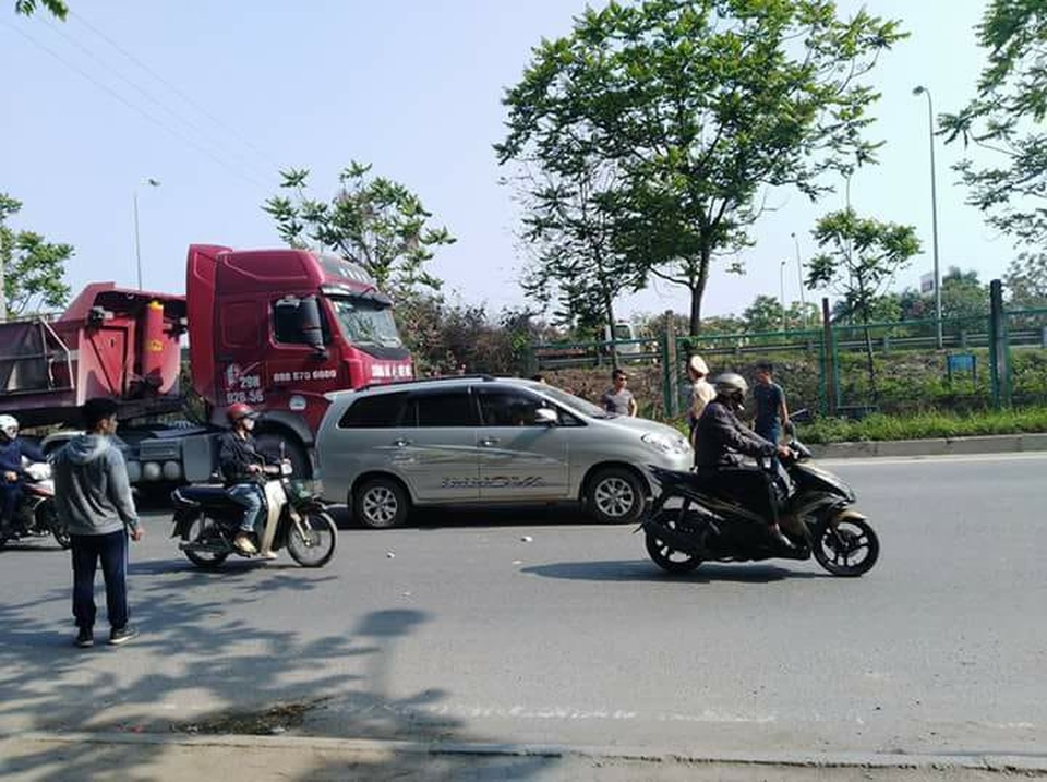 Đại lộ Thăng Long ùn tắc kéo dài vì taxi chắn đường cho một buổi cúng lễ - 4 Lực lượng CSGT có mặt tại hiện trường để phân luồn giao thông (Ảnh: Nam Anh Thắng).