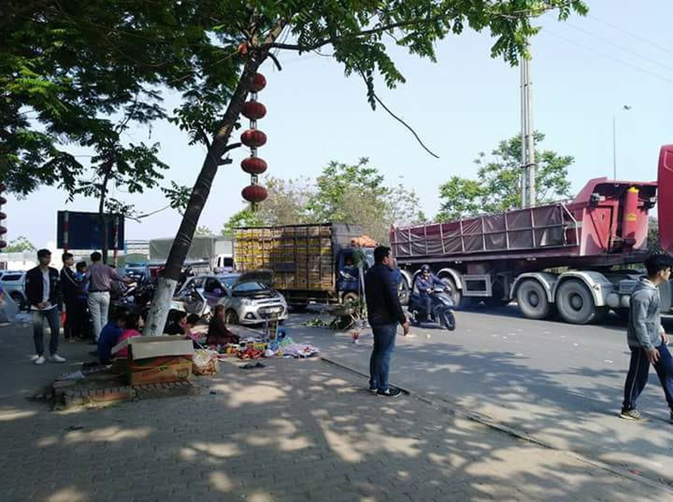 Đại lộ Thăng Long ùn tắc kéo dài vì taxi chắn đường cho một buổi cúng lễ - 2
Chiếc taxi mở nắp capo, bật đèn khẩn cấp đỗ dưới lòng đại lộ Thăng Long để làm lễ trong giờ cao điểm buổi sáng ngày 9/4 (Ảnh: Nam Anh Thắng).