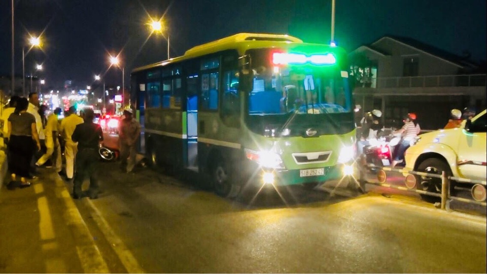 Cô gái trẻ tử vong dưới gầm xe buýt - 2 Chiếc xe buýt cán chết cô gái trẻ