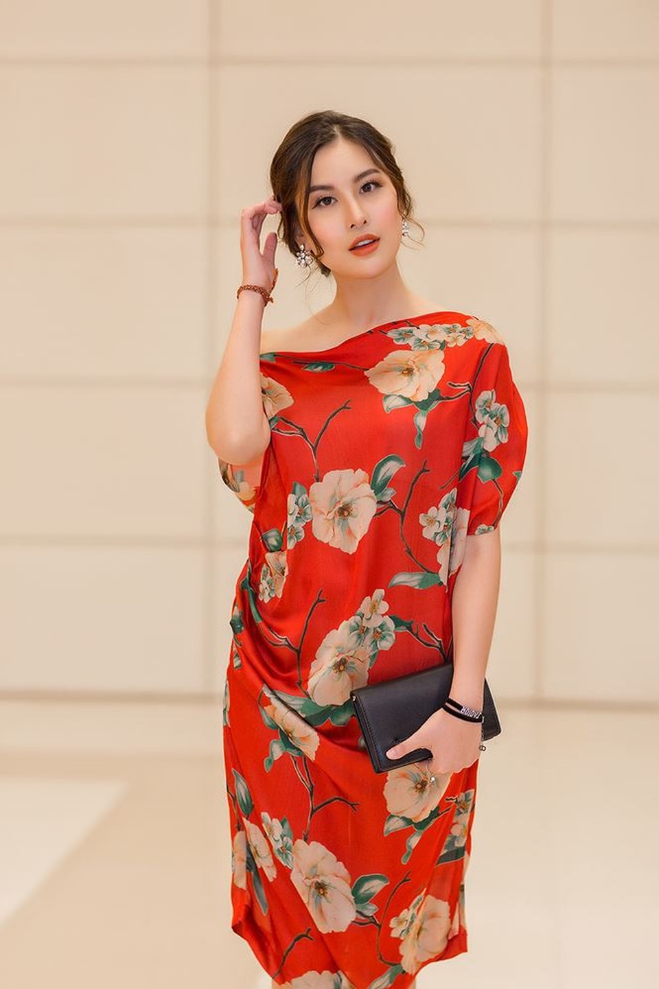 Hà Lade đọ nhan sắc rực rỡ bên Hoa hậu Hoàn vũ H'Hen Niê - 3 Á hoàng 1 Nữ hoàng Trang sức 2017 diện bộ đầm hoa lệch vai màu đỏ rực và khéo léo kết hợp với túi xách và giày cao gót hàng hiệu, tông màu đen thanh lịch...