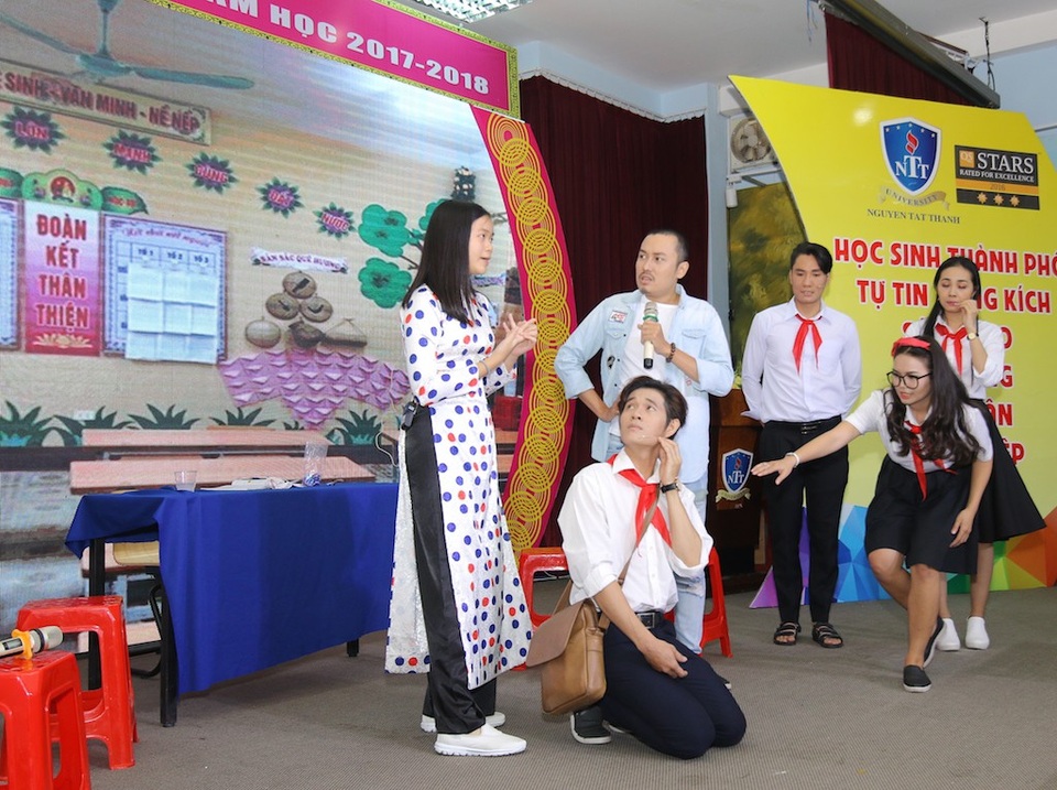 Học trò xử lý tình huống “cô giáo phạt trò quỳ” trong vai giáo viên - 1 Thí sinh Nguyễn Trần Thủy Tiên (áo dài) trong vai cô giáo đang xử lý tình huống ban giám khảo đưa ra