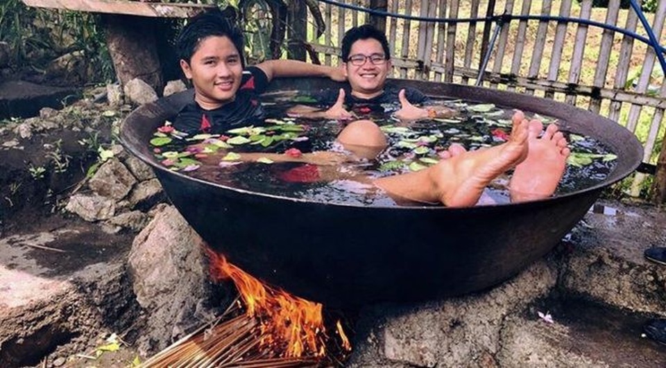 Khó tin: Tắm trong vạc dầu... sôi sùng sục - 4 Nước trong bồn không quá nóng và có thể diều chỉnh được