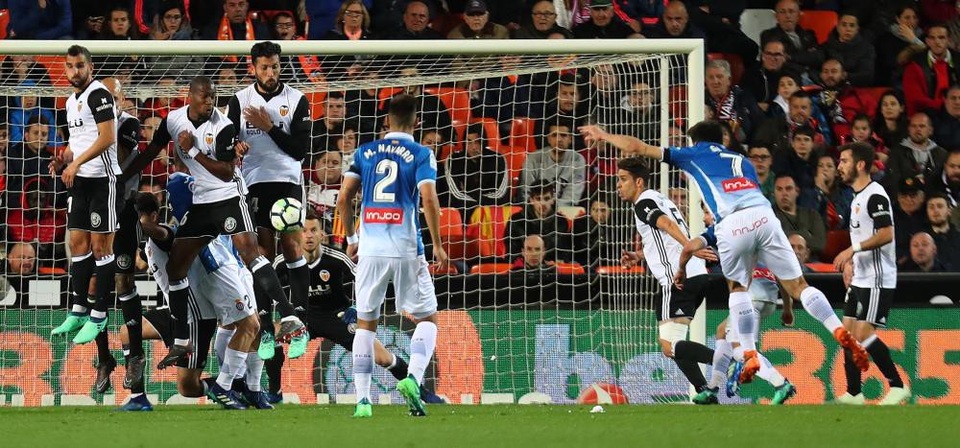 Valencia đẩy Real Madrid xuống vị trí thứ 4 La Liga - 2
Valencia (trắng) giành 3 điểm quan trọng trong cuộc đối đầu với Espanyol