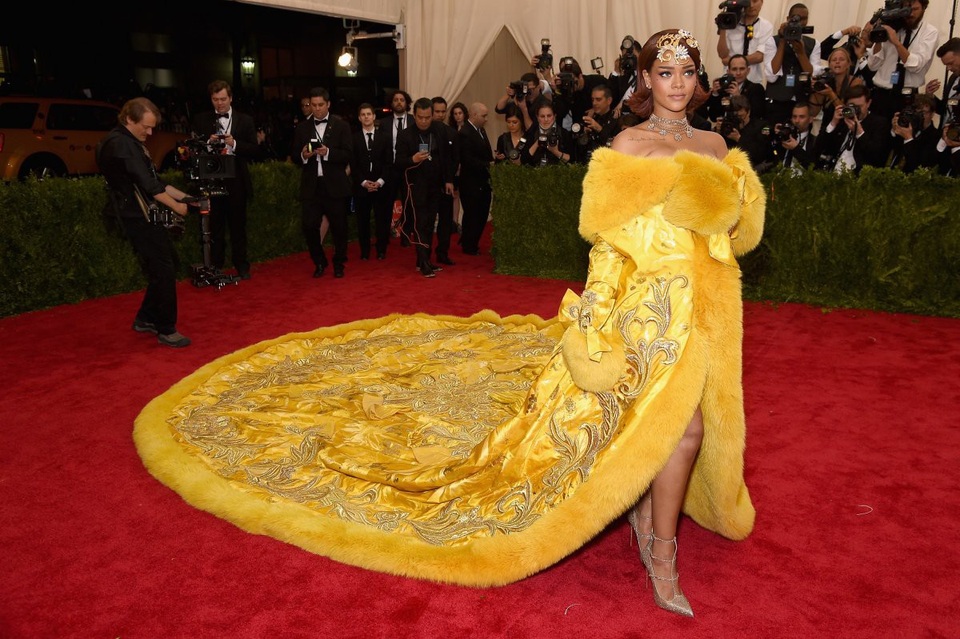 Rihanna tham dự sự kiện thời trang Met Gala 2015 với bộ đầm vàng choáng ngợp, tiếp tục trở thành đề tài quan tâm của các tờ tin tức về giới sao showbiz.