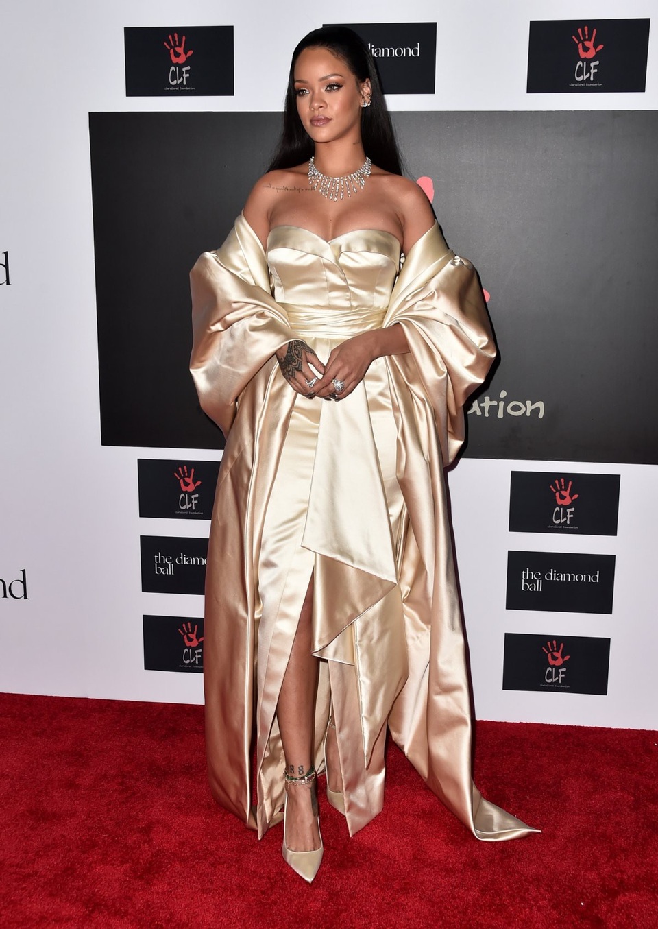 Tại sự kiện gây quỹ từ thiện do chính cô tổ chức, Rihanna xuất hiện đẳng cấp với đầm lụa.