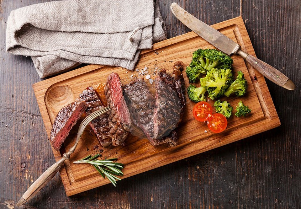 Phá cách với đồ ăn bày trên thớt gỗ, nhà hàng bị phạt 1,5 tỷ đồng - 1