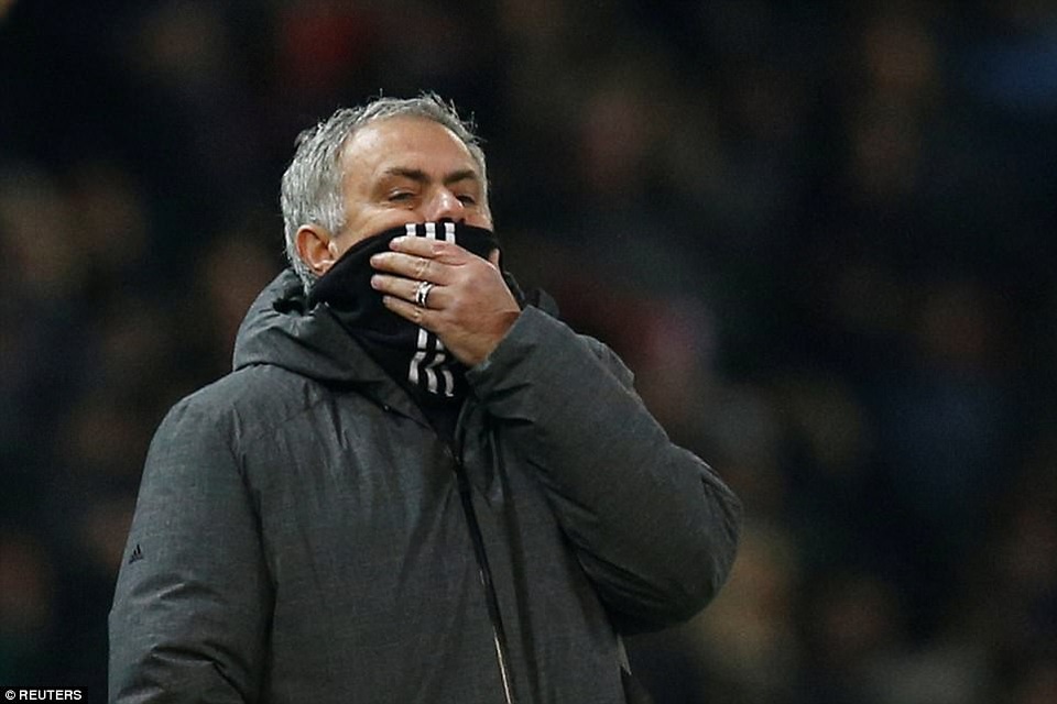 Rút học trò rời sân, HLV Mourinho công khai xin lỗi - 1 HLV Mourinho xin lỗi vì rút Mkhitaryan ra sân sớm