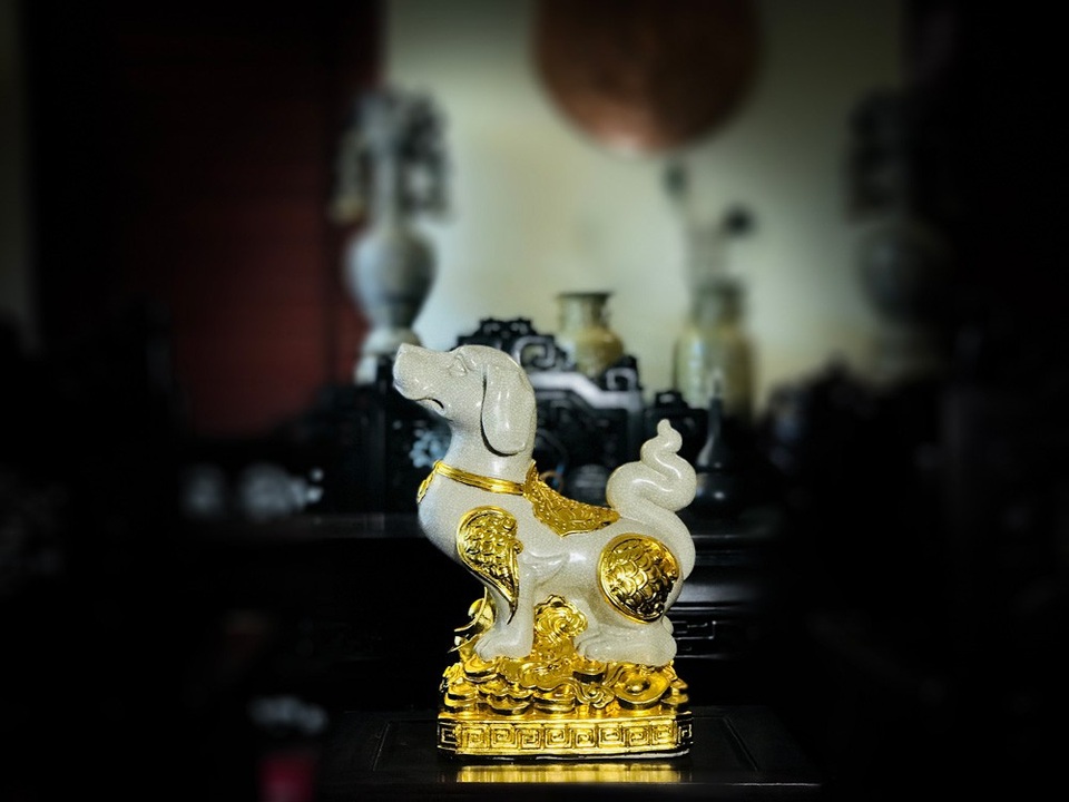 Kỳ Linh Mậu Tuất 2018 là "Linh vật hóa thân" - 6
Kỳ Linh Mậu Tuất 2018 được tạo hình độc đáo với những hoa văn, họa tiết truyền thống được dát vàng ròng tạo nên sự tôn quý mà vẫn giữ được vẻ thân thương, bình dị.