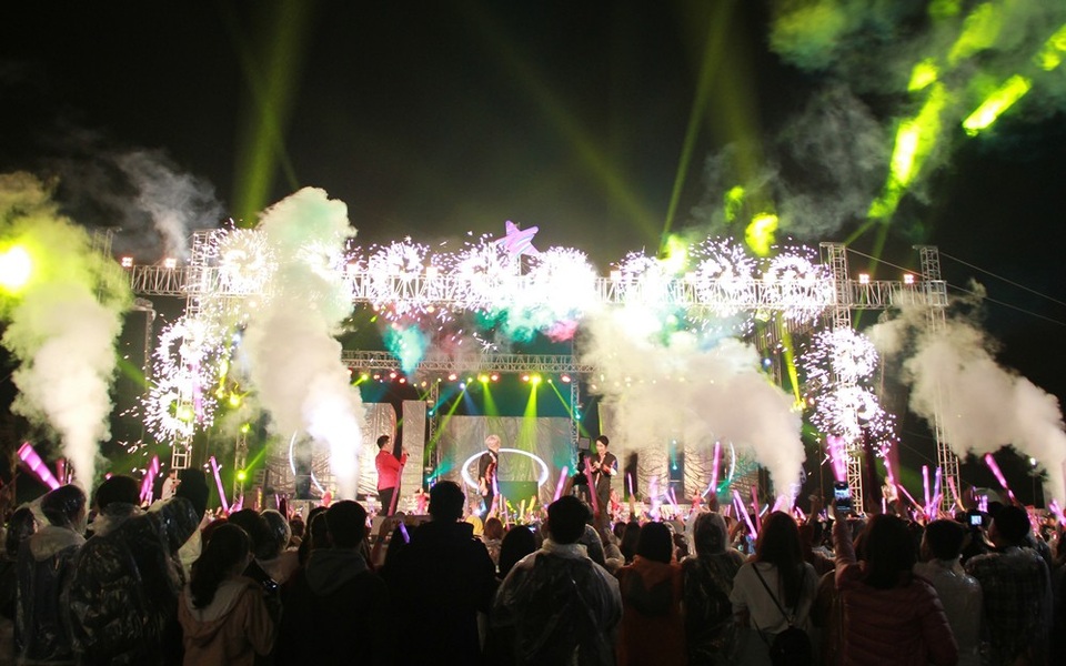 Biển người đếm ngược chào đón năm mới 2018 ở Đà Nẵng - 4 Người dân và du khách cháy cùng Coco Starlight Fest