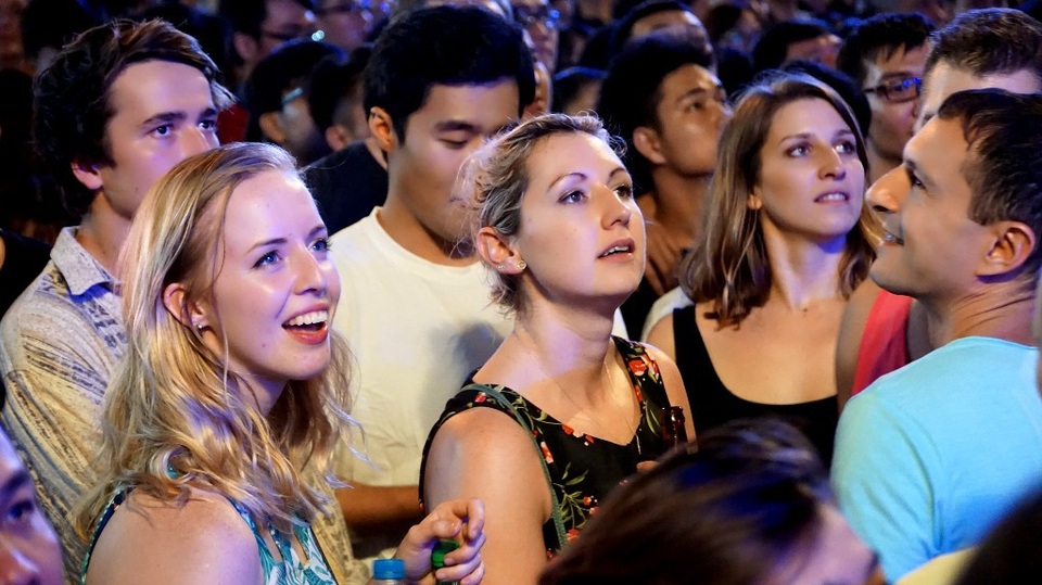 Họ chăm chú theo dõi từng tiết mục của các nghệ sĩ Việt