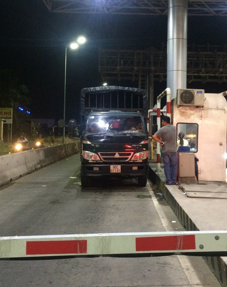 Một tài xế cho xe “nằm ì”… tại trạm thu phí BOT Cần Thơ - Phụng Hiệp - 4 Đến 20h30 anh Nghĩa vẫn cho xe nằm ì tại khu vực thu phí chờ giải quyết như yêu cầu mới cho xe qua trạm