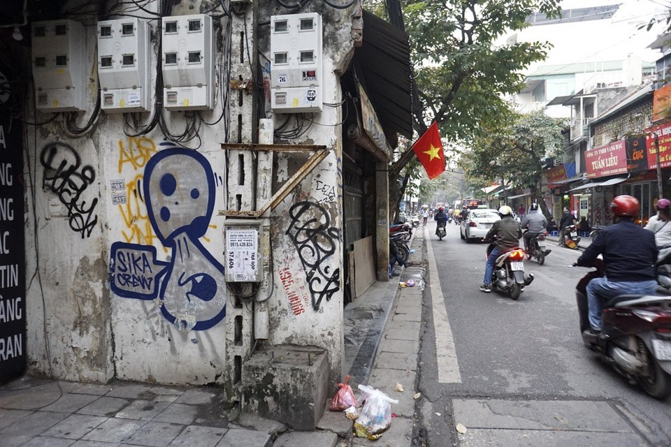 Phố cổ Hà Nội bị bôi bẩn khắp nơi bởi hình vẽ graffiti - 4
Hình vẽ trên tường phố Hàng Bạc.