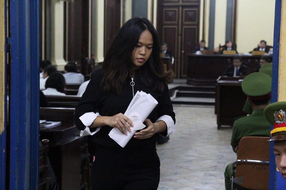 Đại gia Trần Quý Thanh liên quan như thế nào tới Phạm Công Danh? - 1
Bà Trần Ngọc Bích (con gái ông Trần Quý Thanh) tới tham dự phiên tòa với tư cách là người có quyền lợi nghĩa vụ liên quan.
