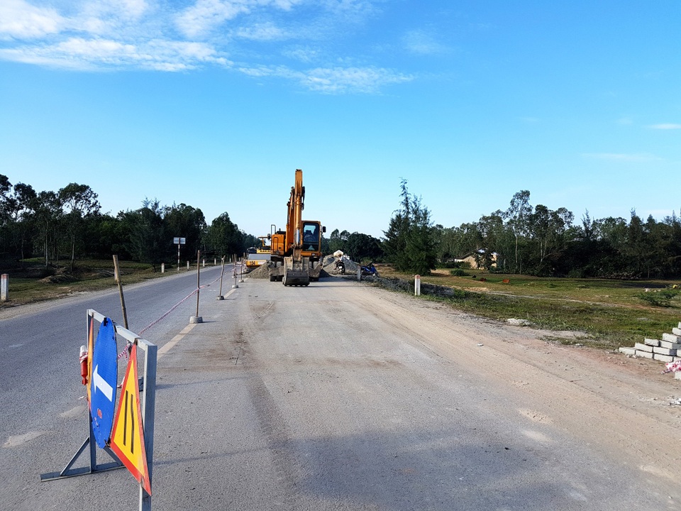 Đường dẫn ở dự án “nghìn tỉ” hư hỏng nặng sau mưa lũ - 4 Chủ đầu tư và đơn vị thi công đang khắc phục hư hỏng