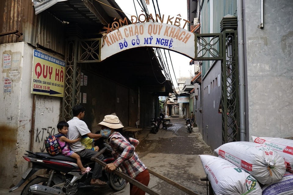 Thông điệp đặc biệt trên những cổng làng ngoại thành Hà Nội - 6
Cổng thôn, cổng xóm ở xã Canh Nậu khá nhiều, mới cũ đan xen. Các cổng mới xây dựng thường làm bằng sắt đơn giản nhưng đều có điểm chung với những cái tên ý nghĩa hướng đến điều tốt đẹp. Trong ảnh là một cổng xóm mang tên đoàn kết.