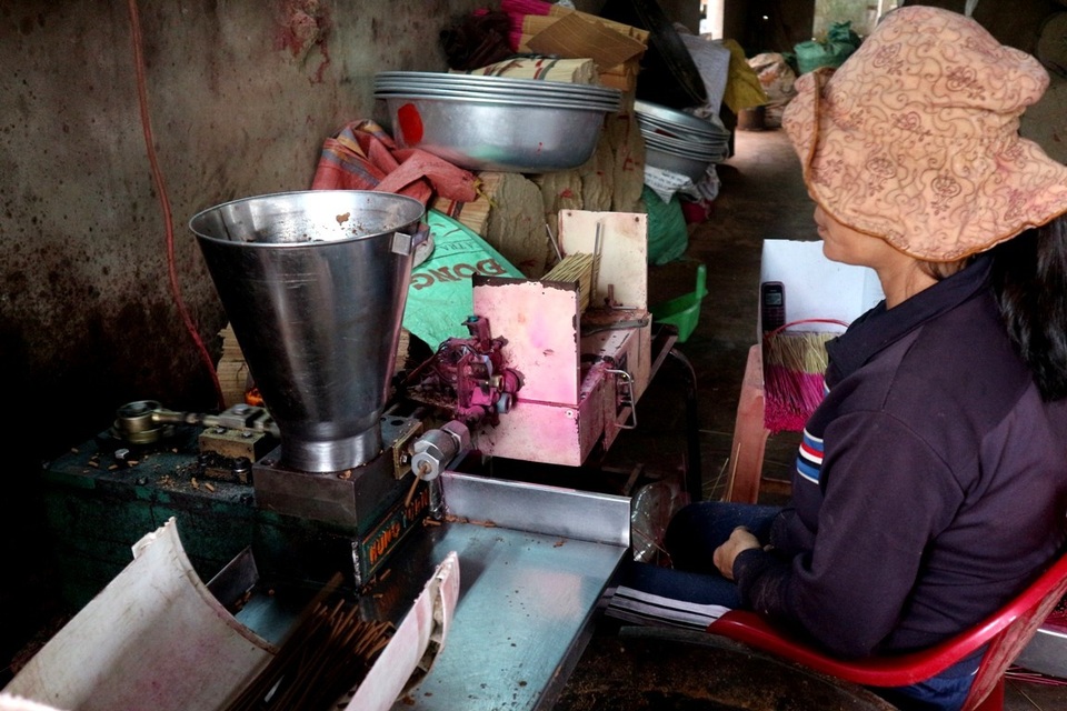 Bột sau khi được trộn nhuyễn sẽ cho vào máy để ép chặt vào cây tăm