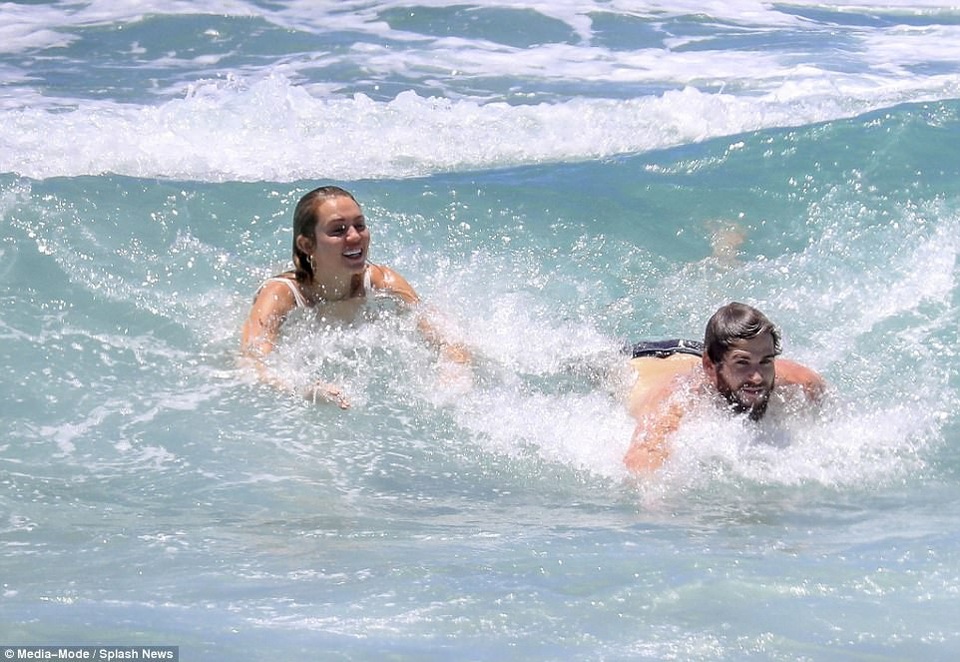 Miley Cyrus xuất hiện sau tin đồn bí mật kết hôn - 6
Miley và Liam từng chia tay vào năm 2013 và hàn gắn quan hệ 3 năm sau đó khi hiểu không thể sống thiếu nhau