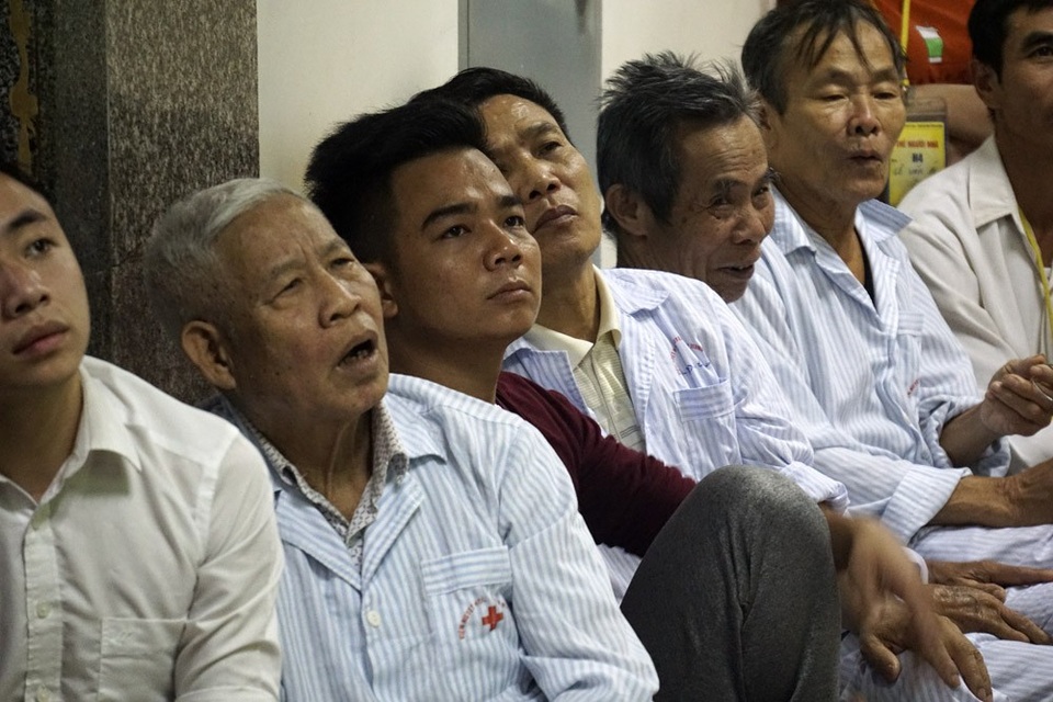 Quên đau đớn, bệnh nhân cùng bác sĩ hết mình cổ vũ U23 Việt Nam - 7 Các bệnh nhân điều trị nội trú say mê với trận bóng tuyệt vời của các cầu thủ U23 Việt Nam.