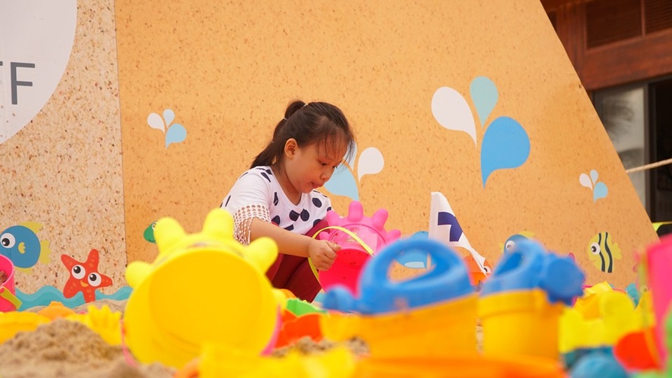 Trẻ nhỏ Sài thành thích thú với lễ hội diều ở Mũi Né - 10
Số khác thì xây lâu đài cát