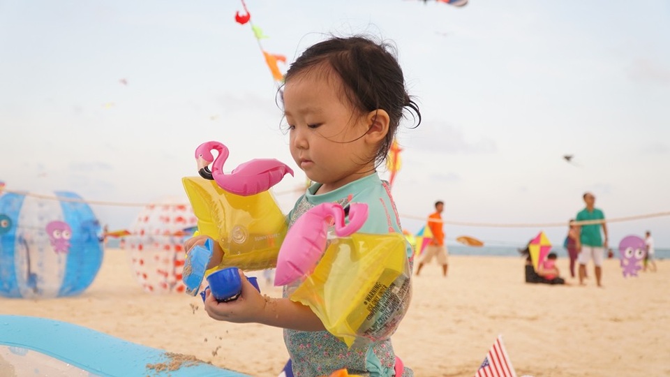 Trẻ nhỏ Sài thành thích thú với lễ hội diều ở Mũi Né - 12 Đáng yêu với hai chiếc phao trên tay nghịch cát