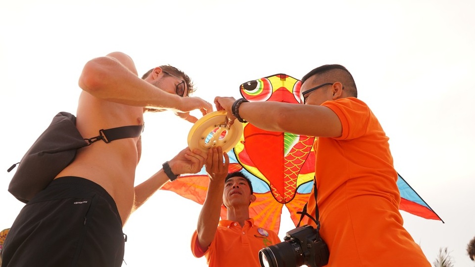 Trẻ nhỏ Sài thành thích thú với lễ hội diều ở Mũi Né - 2 Hỗ trợ diều, hướng dẩn cách chơi cho du khách...