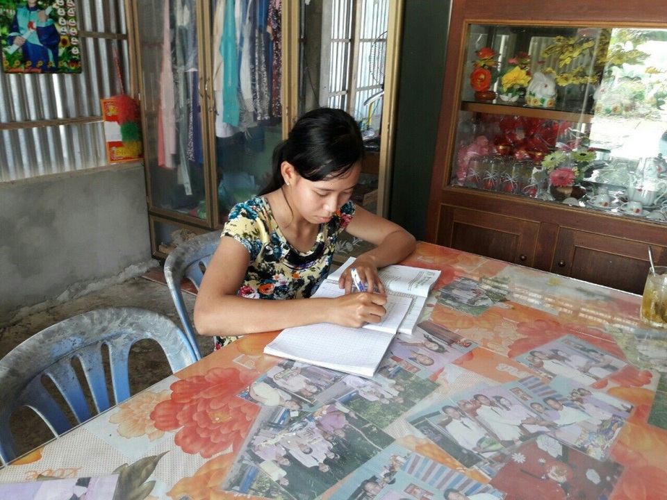 Cha bỏ đi, mẹ mù lòa, nữ sinh học giỏi “ngập ngừng” trước ước mơ trở thành cô giáo - 3
Tú chia sẻ: Bao năm qua em có điều kiện học hành là nhờ các thầy cô giúp đỡ rất nhiều nên em muốn trở thành cô giáo để có cơ hội giúp đỡ lại các bạn có hoàn cảnh khó khăn như em