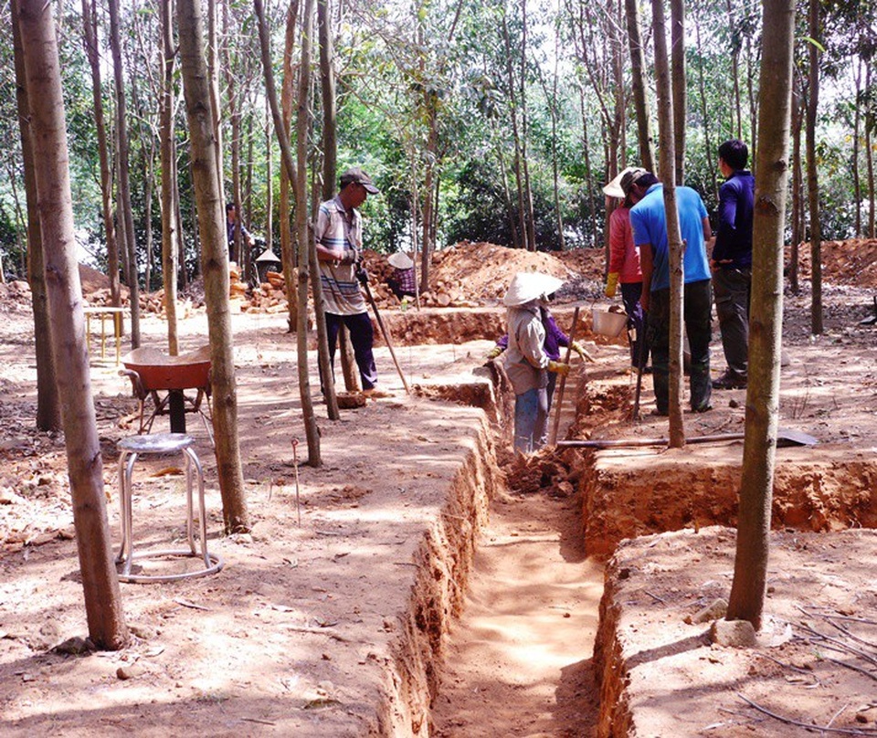 Phát hiện phế tích nền móng tháp Chăm gần 1.000 năm tuổi - 2 Đoàn khảo cổ thực hiện khai quật khảo cổ tại ngọn đồi Hòn Nóc (ở thôn Tráng Long, xã Nhơn Lộc, thị xã An Nhơn, tỉnh Bình Định).
