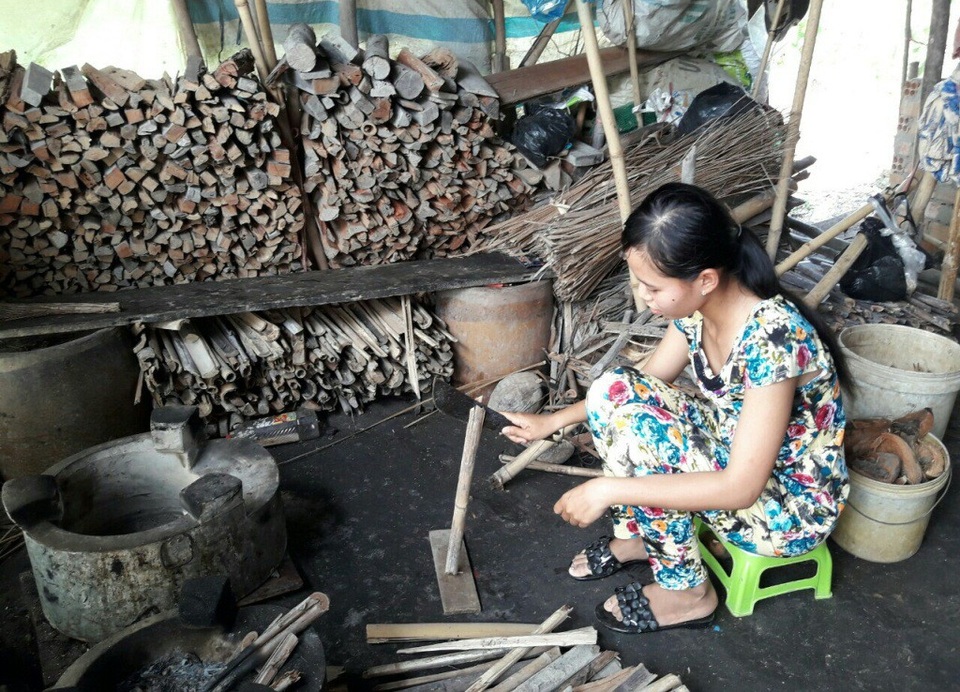 Cha bỏ đi, mẹ mù lòa, nữ sinh học giỏi “ngập ngừng” trước ước mơ trở thành cô giáo - 2
Ngoài việc học hành, Tú tranh thu thời gian cáng đáng hết mọi việc trong nhà để đỡ đần mẹ.