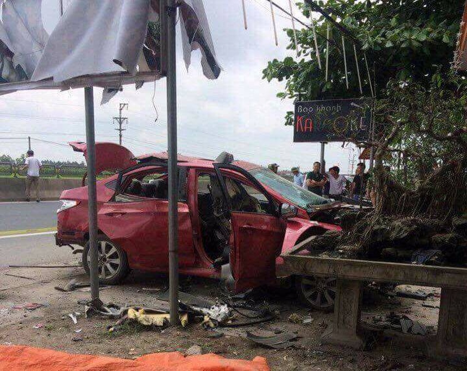 Ô tô phát nổ bất thường trong đêm - 1 Sau tiếng nổ cực lớn, chiéc xe bị biến dạng hoàn toàn (ảnh CTV)