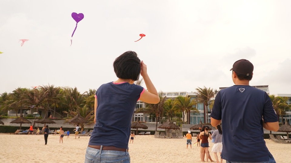 Trẻ nhỏ Sài thành thích thú với lễ hội diều ở Mũi Né - 6 Người lớn cũng tranh thủ dành cho nhau những kỉ niệm